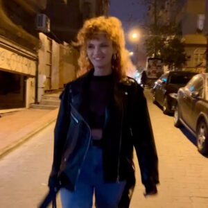 Nazlı Senem Ünal Instagram - Yine asla fotoğraf çekmediğimiz bir akşamdan sadece elimde olanlar .. 

Bu arada ADI AŞK yayında, hemen dinleyin 👊🏻😂
Link bio’da 😎