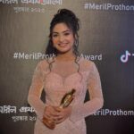 Naznin Nahar Niha Instagram - Thank you Meril-Prothom Alo Award আপনাদের সবার দোয়া এবং ভালোবাসায় আমি মেরিল প্রথম আলো ২০২৩ এ সেরা নবাগত অভিনয় শিল্পীর পুরস্কার পেয়েছি। অভিনয়ের শুরুতে এই ধরনের অর্জন আমার জন্য অনেক আনন্দের এবং অনুপ্রেরণার। আমি আজ এতোদূর আসছি তার পেছনে সব চাইতে বড় অবদান আমার মা - বাবার। তাদের সাপোর্ট এবং অনুপ্রেরণা ছাড়া আমার পক্ষে কখনোই এই যায়গায় আসা সম্ভব ছিল না। এই জন্য আমি শুরুতে ধন্যবাদ দিতে চাই আমার দর্শকদের, যারা আমাকে অনেক অনেক ভোট এবং ভালোবাসা দিয়ে এই জায়গায় নিয়ে এসেছে। কৃতজ্ঞতা প্রকাশ করতে চাই লাভ সেমিস্টার নাটকের Director -Probir Roy Chowdhury ভাইয়াকে এবং Producer - SK Shahed Ali Pappu ভাইকে এতো সুন্দর একটা গল্পে আমাকে অভিনয়ের সুযোগ করে দেবার জন্য। ধন্যবাদ দিতে চাই আমার Co artist-Farhan Ahmed Jovan ভাইয়াকে অভিনয়ের শুরুতে আমাকে সহযোগিতা করার জন্য। ধন্যবাদ আমার Mezba Uddin ভাইয়াকে সবসময় আমাকে পাশে থেকে গাইড করার জন্য। পরিশেষে ধন্যবাদ আমার বন্ধু-বান্ধব এবং এই নাটকের সাথে জড়িত সকলকে। আপনাদের সবার দোয়া এবং ভালোবাসায় আমি সামনের দিনগুলোতে আরো এগিয়ে যেতে চাই এবং আপনাদের আরো ভালো ভালো কাজ উপহার দিতে চাই❤️।