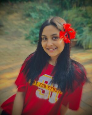 Naznin Nahar Niha Instagram - আপনাদের ভালোবাসায় আমি "মেরিল প্রথম আলো পুরষ্কার-২০২৪" এর চুড়ান্ত পর্বে পৌছে গিয়েছি। 
আপনাদের মূল্যবান ভোটে "লাভ সেমিস্টার" নাটকের জন্য নবাগত অভিনয়শিল্পী হিসেবে সেরা_চারে আছি আমি। তাই মেরিল প্রথম আলো পুরষ্কার ২০২৩ এর সেরা নবাগত অভিনয়শিল্পী হিসেবে আমাকে দেখতে চাইলে ভোট করুন অনলাইন, এসএমএস ও কুপনের মাধ্যমে। ভোট দিতে পারবেন আগের নিয়মেই এবং এই পর্বে ভোট দিতে পারবেন ১৯ মে পর্যন্ত। 

♦️ভোট দেওয়ার নিয়ম:
★SMS : আপনার মোবাইলের মেসেজ অপশনে গিয়ে টাইপ করুন MP <space> 7h এবং তা পাঠিয়ে দিন 22221 এই নম্বরে | অর্থাৎ,
Type: MP 7h
Send: 22221

⚠️ বি: দ্র: একটি সীম থেকে কেবল একটি ক্যাটাগরিতে এক বার ভোট করা যাবে ! এবং এসএমএস প্যাক বা ইমার্জেন্সি ব্যালেন্স ব্যবহার করে ভোট দিলে তা গ্রহণ হবে না।

★Online Vote : https://services.prothomalo.com/mpaward/awards.php

★Coupon :
প্রতি শুক্রবার প্রকাশিত প্রথম আলো পত্রিকা থেকে কুপন কেটে তা পূরণ করে পাঠাতে হবে এই ঠিকানায়-
মেরিল-প্রথম আলো পুরস্কার ২০২৩
প্রথম আলো ভবন।
১৯ কারওয়ান বাজার, ঢাকা-১২১৫।