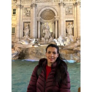 Neda Spasova Instagram - Ентусиазирана туристка в Рим. 🇮🇹 Част 1.
За първи път бях там. Като казвах на някого, че не съм ходила в Рим ме поглеждаха лошо сякаш не съм гледала Game of Thrones. 😂 Преди две-три години го отменах второто, сега и първото. Нещо друго за "отмятане" да предложите? 😂 
Взех си крачките до края на месеца. По 24-25 км на ден. Порадвах се. Насладих се. Помечтах.
Ако някъде (като мен) сте чели, че през зимата няма толкова много туристи - не се заблуждавайте. Мазало беше от туристи. Даже не искам да си представям какво е в този град през лятото, ако сега е имало малко туристи.
Давам акъл на лични съобщения за Рим, ако на някого му е интересно и има нужда от инфо. Най-важното - пазете си портфейлите и телефоните. Страшно много се краде! 
Адаптирането към София беше бързо и ударно - от  12 градуса в Рим към -12 градуса. 😂
.
.
.
#travel #travelling #rome #italy #winter #tourism #trevifountain #colosseo #colosseum #michelangelo #davinci
