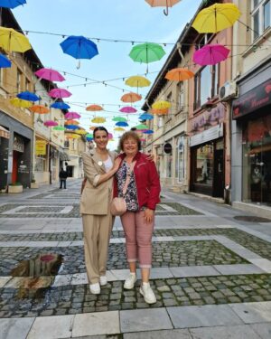 Neda Spasova Instagram - Както каза един леко пиян симпатяга по улицата (докато майка ми се опитваше да ме заснеме, без да мигна): "Враца ми е Австрия, баце! Я съм бил тама, у Австрия, тука е по-убаво." 🍻
'убаво си е у Враца! ❤️
. 
.
.
#vratsa #bulgaria #street #umbrella #decoration #spring #mom #family #mother #daughter