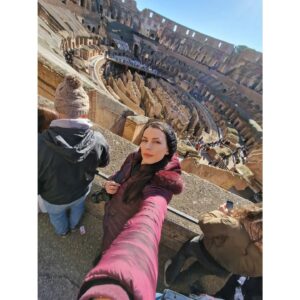 Neda Spasova Instagram - Ентусиазирана туристка в Рим. 🇮🇹 Част 1.
За първи път бях там. Като казвах на някого, че не съм ходила в Рим ме поглеждаха лошо сякаш не съм гледала Game of Thrones. 😂 Преди две-три години го отменах второто, сега и първото. Нещо друго за "отмятане" да предложите? 😂 
Взех си крачките до края на месеца. По 24-25 км на ден. Порадвах се. Насладих се. Помечтах.
Ако някъде (като мен) сте чели, че през зимата няма толкова много туристи - не се заблуждавайте. Мазало беше от туристи. Даже не искам да си представям какво е в този град през лятото, ако сега е имало малко туристи.
Давам акъл на лични съобщения за Рим, ако на някого му е интересно и има нужда от инфо. Най-важното - пазете си портфейлите и телефоните. Страшно много се краде! 
Адаптирането към София беше бързо и ударно - от  12 градуса в Рим към -12 градуса. 😂
.
.
.
#travel #travelling #rome #italy #winter #tourism #trevifountain #colosseo #colosseum #michelangelo #davinci