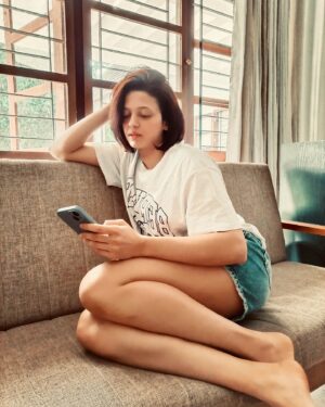 Neeta Pillai Instagram - a couch 🥔 weekend… 
Happy weekend y’all!💙

#throwback #tbt