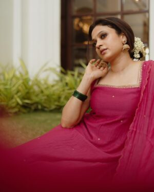 Neeta Pillai Instagram - Eid Mubarak💫

Shot by: @merin__georg 
Styled by: @styledby_al_ 
Wearing: @zurimarket 
MUAH by: @sreegeshvasan_makeupartist 
📍