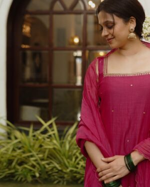Neeta Pillai Instagram - Eid Mubarak💫

Shot by: @merin__georg 
Styled by: @styledby_al_ 
Wearing: @zurimarket 
MUAH by: @sreegeshvasan_makeupartist 
📍