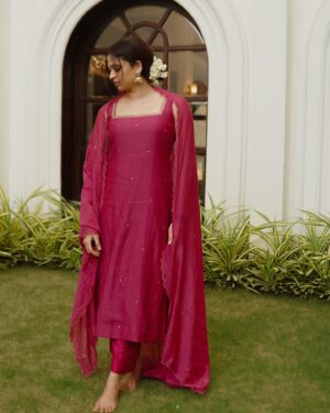 Neeta Pillai Instagram - Eid Mubarak💫

Shot by: @merin__georg 
Styled by: @styledby_al_ 
Wearing: @zurimarket 
MUAH by: @sreegeshvasan_makeupartist 
📍