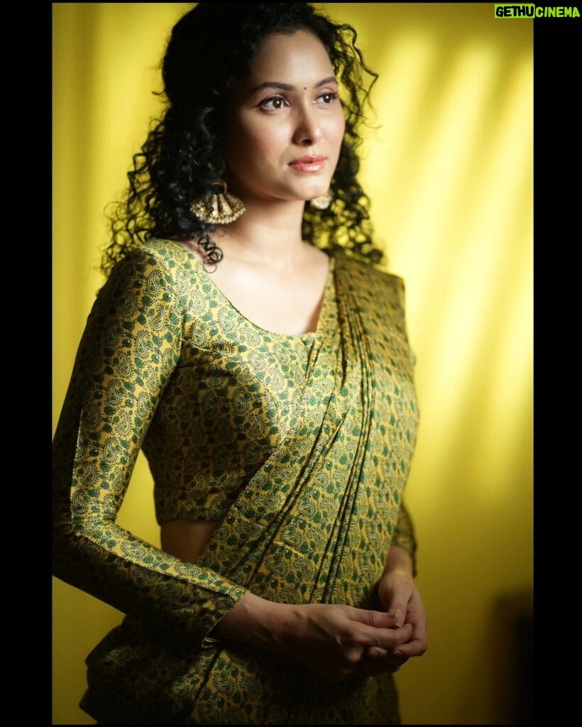 Neetha Shetty Instagram - नवरात्रि की हार्दिक शुभकामनाएं . Photography @aamirdalviphotography . . Saree @heenadesignerstudio.fabrics