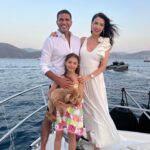 Nefise Karatay Instagram - Evliliğimizin 11.yılını geride bırakmanın mutluluğu..Kızımız ile elele kalp kalbe sevgiyle sağlıkla daha nice yıllara❤️🧿