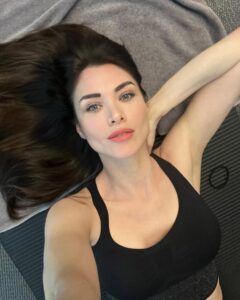 Nefise Karatay Instagram - Şu ara bu salonda yaşıyorum diyebilirim✌️👊🏻 Hepimiz için güzel bir hafta sonu olsun✨✨