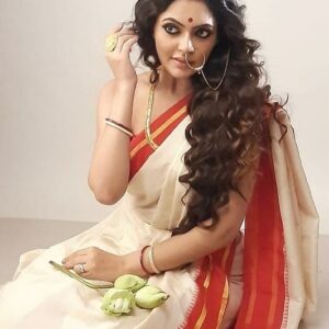 Neha Amandeep Instagram - BTS 📸
.
.
.
PIC CREDIT - @anshu_z_here
.
.
.
.
.
.
.
.
.
.
#gobindjewellers #bts #shoot #jewelry #indianlook #bengaligirl
#comingsoon #wannabebonggirl