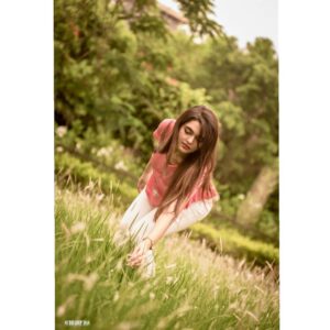 Neha Amandeep Instagram - I pluck it ☘️
.
.
.
Pic credit : Subhadip Das
.
.
.
.
.
.
.
.
...
.
.
.
.
.
.
#naturephotography #gogreen #grassisgreener #beauty #candid #inthought #hindi #musicvideoshoot #rajburman #instastyle #instagramer #actorlife #pink #white #rajarhatnewtown #photography