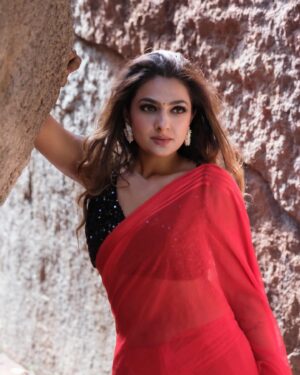 Neha Deshpande Instagram - Reality is better than dreams ❤️☺️🫰🏻