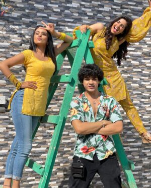 Neha Solanki Instagram - Happy Raksha Bandhan siblings😘 @nehasolankioffl @devishahuja23 

Tripling”❤️ Titli, Chintu & Hiral !!🫶🏻#titli 🦋

______________

❀

❀

❀

#siblings #onscreensiblings #rakhi2023 #starplus 
#happyrakshabandhan #ourbond #nehasolanki #devishahuja #nishisinghofficial
