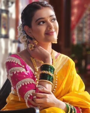 Neha Solanki Instagram - 🌻

Styled by- @partho_ghoshal ✨
