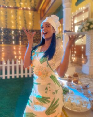 Neha Solanki Instagram - HUNGRY?
Keep calm 
&
DATE A CUTE CHEF LIKE ME..
😜🙈👩‍🍳

PC- @sanjaysatavase sir Ji 😎