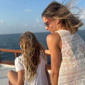 Nela Pocisková Instagram - Takto pred 6 rokmi sme mali žúrku v aute iba my dve 🥹 ale dobre to dopadlo🙌🏻 … vďaka tomu tam hore 🥹 škoda že nechcem ukázať tvoje oči lebo sú to najkrajšie čo  som kedy videla , áno asi som dnes trochu rozcítená ale ďakujem za teba celým srdcom pretože si to najlepšie čo som si mohla kedy priať.. naozaj boží dar a skvelé dievča ktoré má dnes 6 rokov 😌 nech si navždy šťastná LIANKA ❤️🥹 

#Liana #narodeniny #6rokov #donekonecnaaestedalej