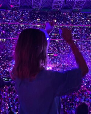 Nela Pocisková Instagram - Jeden z najväčších zážitkov môjho života …. 
60 tisíc ľudí z celého sveta spieva s Chrisom
Tak ľudský autentický charizmatický a normálny človek že tento koncert presahoval ďaleko do inej dimenzie 🥹
všetky emócie som pustila 🙄❤️‍🔥 @coldplay 
Ďakujem ….. 

#coldplay #musicofthespheres