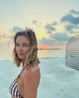 Nela Pocisková Instagram - Ďakujeme oceán… najväčšiu silu máš pre mňa 🙌🏻trochu mi bolo ľúto toho plastu čo som videla všade naokolo.. obdivujem človeka ako tvora čo dokáže vytvoriť úžasné veci ale nikdy nepochopím ako ich dokáže aj sám ničiť 😔 .. bola som na tomto mieste pred viac ako 14 rokmi a teraz .. takže som si všimla zopár rozdielov, napriek tomu sme zažili krásne chvíle za ktoré som veľmi vďačná ❤️ 

#male  #ourtime  #ocean #memories