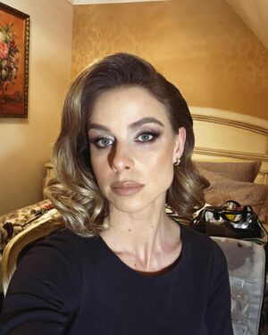 Nela Pocisková Instagram - Keď zo mňa spravia Ďivu 🤍

muah by @mirkabaluchova_makeup 
dressed by @michaelaluptakovadesign 

#terezianskybal #styling #singingtips