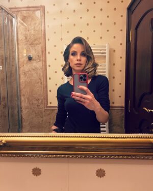 Nela Pocisková Instagram - Keď zo mňa spravia Ďivu 🤍

muah by @mirkabaluchova_makeup 
dressed by @michaelaluptakovadesign 

#terezianskybal #styling #singingtips