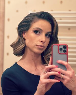Nela Pocisková Instagram - Keď zo mňa spravia Ďivu 🤍

muah by @mirkabaluchova_makeup 
dressed by @michaelaluptakovadesign 

#terezianskybal #styling #singingtips