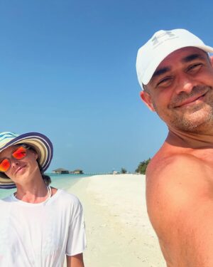 Nela Pocisková Instagram - Ďakujeme oceán… najväčšiu silu máš pre mňa 🙌🏻trochu mi bolo ľúto toho plastu čo som videla všade naokolo.. obdivujem človeka ako tvora čo dokáže vytvoriť úžasné veci ale nikdy nepochopím ako ich dokáže aj sám ničiť 😔 .. bola som na tomto mieste pred viac ako 14 rokmi a teraz .. takže som si všimla zopár rozdielov, napriek tomu sme zažili krásne chvíle za ktoré som veľmi vďačná ❤️ 

#male  #ourtime  #ocean #memories