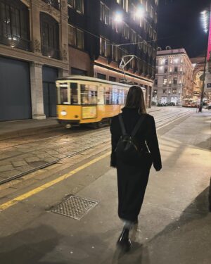 Nela Pocisková Instagram - Tento chlap je o rok starší a ja milujem zážitky a tak som mu jeden venovala …. a dnes nám začína ❤️‍🔥 dúfam že sa bude tešiť aspoň tak ako ja 😂🫶🌟 

#milano #duomodimilano🇮🇹 #teatroalascala #gift