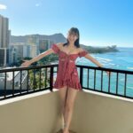 Nene Shida Instagram - 🏝️ ハワイに来てます🤙🏼 何で来てるかはまだ内緒っ ワイキキ最古の、モアナサーフライダー，ウェスティン・リゾート＆スパに泊まってます☺︎ 100年の歴史があるホテルなんですって🌺 お部屋のバルコニー、ホテルのすぐ前のビーチ、ビーチのそばで食べるビュッフェ✨夜はまた違う雰囲気になって🌙 ハワイ満喫中です♪ #モアナサーフライダー #moanasurfrider