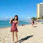 Nene Shida Instagram - 🏝️ ハワイに来てます🤙🏼 何で来てるかはまだ内緒っ ワイキキ最古の、モアナサーフライダー，ウェスティン・リゾート＆スパに泊まってます☺︎ 100年の歴史があるホテルなんですって🌺 お部屋のバルコニー、ホテルのすぐ前のビーチ、ビーチのそばで食べるビュッフェ✨夜はまた違う雰囲気になって🌙 ハワイ満喫中です♪ #モアナサーフライダー #moanasurfrider