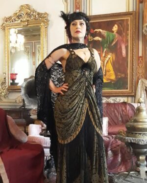 Nergis Öztürk Instagram - Eleni🖤 @emrecsahin @nisandag @cevren 🙏🖤@karga7turkey @karga7pictures @netflixturkiye #perapalastageceyarısı #midnightattheperapalace