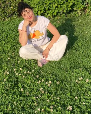 Nergis Öztürk Instagram - Doğum günlerimi çok severim💜Eskiden pek meraklı değildim birazda tepkiliydim,asilik vardı serde🤦‍♀️25 yaş itibariyle pek sever oldum.Hatta bilen bilir,bir hafta kutlarım,kutlu doğum haftası🦋🦄 (bu sene seçim sebebiyle pek konsantre olamadım o da olur inşallah🙏💜)
Bu sene dileğim kendim ve ülkem için 💜Özgür ve mutlu olacağımız şapşahane,güpgüzel,umut dolu bir yıl olsun🙏🦋💜saygılar ve sevgiler benden olsun 🦋💜🌈🦄💫