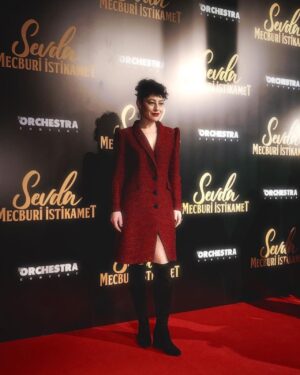 Nergis Öztürk Instagram - 🖤❤️ #teşekkürler @selinkokmanagement ve tatlı ekip @yaarena_  @damlaess 🙏❤️🖤 güzel elbisem @atelier_zest @melisaerolofficial 🙏🖤❤️ #sevdamecburiistikametfilm