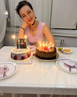 Nergis Öztürk Instagram - 25/05/2022 ❤️💜🧿🌈 doğum günlerimi çok severim 💜🌈iyi ki doğdun çiçek kız💐