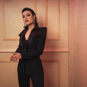 Nergis Öztürk Instagram - 🖤
Fotoğraf : @emreyunusoglu_
Styling: @boreal.brandlifting
Saç: @huysuzvetatliadam
Makyaj: @makeupguruaybuke
@selinkokmanagement 🙏🖤