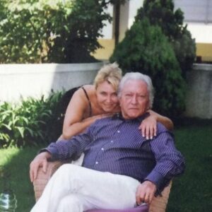 Nergis Kumbasar Instagram - Başta kendi babam olmak üzere tüm babalarımızın babalar günü kutlu olsun❤️❤️❤️ @prof.dr.abidin.kumbasar