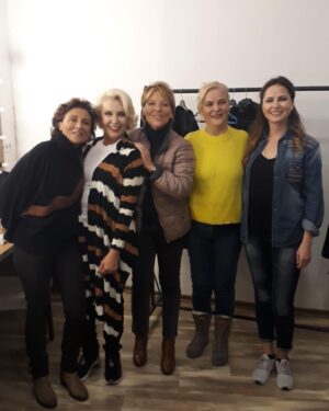 Nergis Kumbasar Instagram - Hayat dostlarınla güzel💙Ne iyi ettiniz de geldiniz canlarım @szeynepsavaci  @sibelsavaci🙏🏻🙏🏻🙏🏻😘😘😘