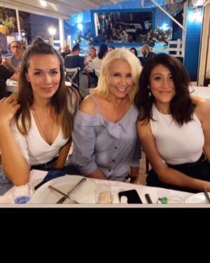 Nergis Kumbasar Instagram - @kimyagokce @irmakuzun 🍽🥂😍