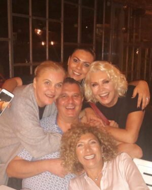 Nergis Kumbasar Instagram - Tiyatro oyunumuzla başlayan bir yıllık samimiyetimizde 10 yıllık derinliği yakaladığım güzel dostum @nurseliidiz daha nice güzel,sağlıklı,başarılı,bereketli yaşların olur İnşallah😍🍀😘🌈🍀🙏🏻