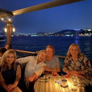 Nergis Kumbasar Instagram - Guzel dostlarla,guzel ortam,guzel sohbet❤️Cok ozlemisim,iyi ki varsiniz @gulseren.zanbak @yaseminzanbakpainter @sevgi.b.ataman🍀🌈🙏🏻🌸❤️