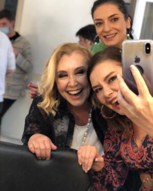 Nergis Kumbasar Instagram - @lalebasar19 💙 @cicek_acar @sihirliannemexxenofficial 💫💫💫🦄🦄🦄