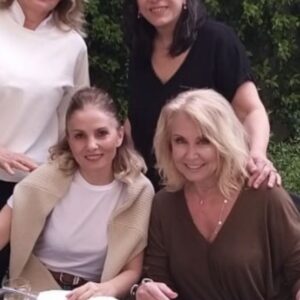 Nergis Kumbasar Instagram - Tüm sevdiklerinle nice yaşlara güzel komşum @tulayyildrm 🍀🌈🙏🏻 @hilal_soma