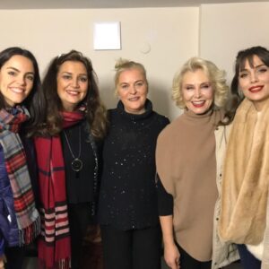 Nergis Kumbasar Instagram - Arkadaşım @mineerelcetinel  eşi Haluk ve güzel kızları Yasemin le oyunumuzu izlemeye gelip beni çok mutlu ettiler💙😘🙏🏻