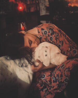 Neslihan Arslan Instagram - “O kadar uzun boylu değil
Modiglianı sevmeler.
- Kelim o işte. -
Aklımın uçtuğunun resmidir.
Uzat boynunu,
burnundan öpeceğim.” / C. Onay

📷 @nehirrzn 🌸