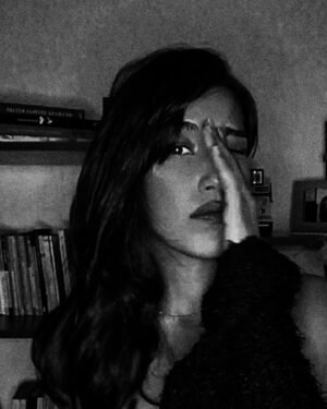 Neslihan Arslan Instagram - - Sol profil.
- Kısmen sağ profil, puslu.
- O dizi çok iyiydi. 🤙🏿