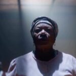 Neusa Borges Instagram - Na última segunda-feira (20), Dia da Consciência Negra, foi ao ar na TV Globo o especial Falas Negras que apresentou o último episódio Histórias (Im)possíveis, intitulado “LEVANTE”. Parafraseando a Maria Benedita (Bêne), hoje eu quero agradecer a presença de todos vocês aqui…. Eu estou na arte há quase sete décadas, sendo 55 anos como atriz!! Isso mesmo, porquê antes eu era cantora, como todos vocês já sabem. Como atriz eu tive a oportunidade de atuar na TV, no cinema, no teatro e no streaming. Sendo que dos inúmeros papéis que vivi na arte, a maioria foram e ainda são personagens estereotipados. Acredito que os personagens para atrizes e atores negros já evoluíram muito, mas acredito que ainda não é o suficiente se levarmos em consideração com à população negra no país. Não sei ainda se verei neste plano o tão sonhado progresso de verdade na arte, mas lutamos para que homens e mulheres negras recebam de forma igualitária (salários), pelos mesmos ofícios que são pagos aos atores considerados brancos. Ainda não chegamos lá, mas estamos no caminho. E mudando de assunto, esse episódio da série é digno de muitos prêmios!! As autoras @gracepasso @recine12 e @jaquelinem.souza eu só tenho que agradecer por esse presente chamado Benê, aos diretores @luisalim @everlane.moraes e @fabioraps.rodrigo, o olhar de vocês em cada cena foi muito importante. @oclaynascimento a sua preparação potecializou o espetáculo exibido na TV aberta. Obrigada à toda equipe, desde a maquiagem até a técnica. Ninguém faz nada sozinho!!! Vejam essa série e reflitam!!!! 🎥 TV Globo #neusaborges #falasnegras #benê