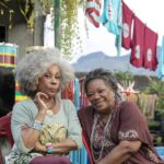 Neusa Borges Instagram - #Domingo é dia para uma boa #fofoca, e a Marlene Ponza (@dhumoraesoficial) e a Tia Ambrosia adoram falar das novidades que acontecem no bairro do Encantado. E vocês já estão em qual episódio de Encantado’s 2ª Temporada da @globoplay? Me contem tudo!! 📷 TV Globo/ Manoella Mello #neusaborges #dhumoraes #encantados2 #tiaambrosia #marleneponza