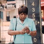 Neusa Borges Instagram - #Cinema | O que será que a Doutora Maria Luísa está tão preocupada olhando no celular? 👉🏾Arraste para o lado e veja um spoiler >>>> 🎬O primeiro lançamento do ano é com o filme C.O.E - Comando de Operações Especiais que interpreto uma engenharia química, a Doutora Maria Luísa Seixas. Essa obra do cinema aborda temas importantes como preconceito e sustentabilidade, além de muita ação. O filme está disponível na Bahia, no cinema do @shoppingdabahiaoficial! Vamos incentivar as pequenas produções do cinema brasileiro! 📷/🎥: Foto/ vídeo de divulgação #neusaborges
