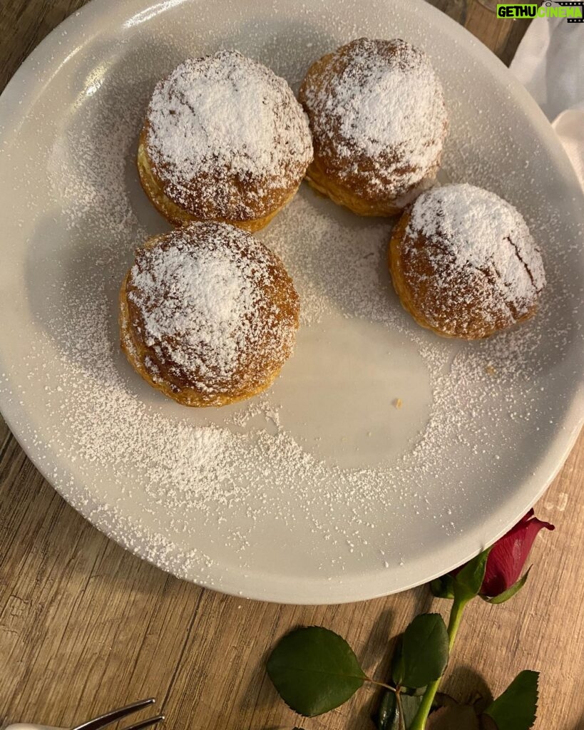 Neva Leoni Instagram - Di lavori belli con gente bella e cibo buono e cagnolini che riprendo di nascosto per farli vedere a mio marito. #ilpatriarca2