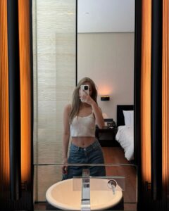 Ng Ka Yan Instagram - 👆🏼🌊