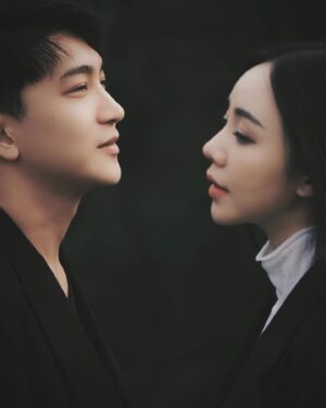 Nguyễn Quỳnh Instagram - Mình à sao đôi ta lại chẳng xuất phát đi chung một chuyến ga đời,
Đã lỡ biết trước câu chuyện yêu không vui,
Thứ lỗi cho tôi không thể đợi lúc gặp người,
Đành hẹn nơi khác nhé🦋